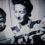 Da sinistra: David, mamma Ann e John